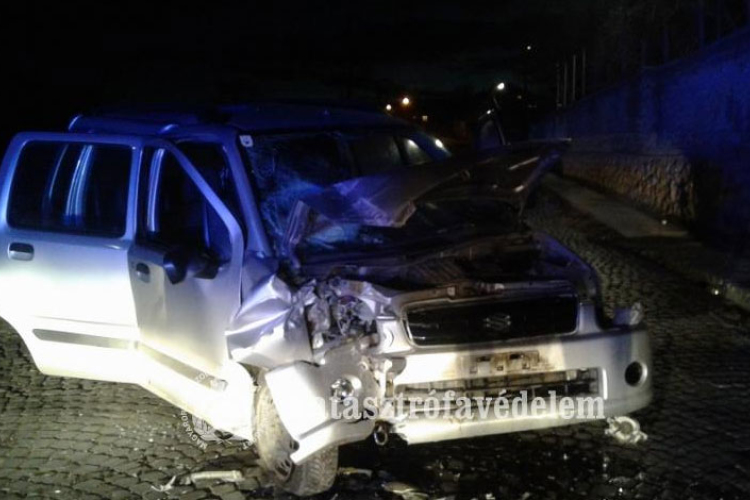Kőfalba csapódott egy autós Lábatlanon