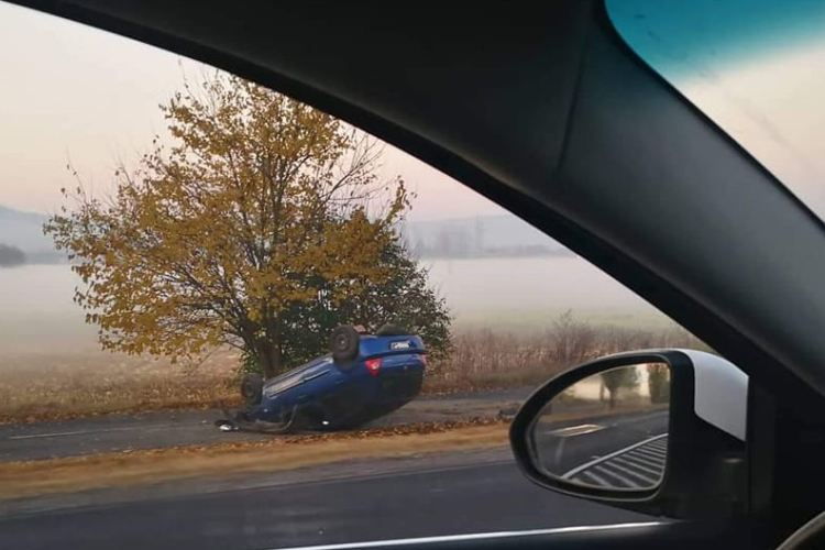 Felborult egy kocsi a Táti úton