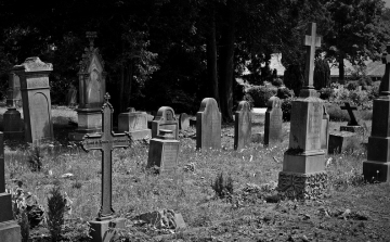 Négy temetőben is felújít Esztergom