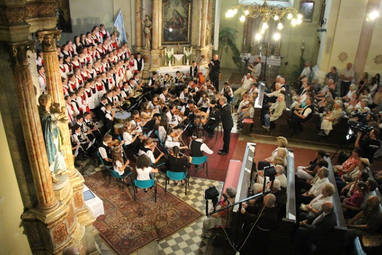 A gyermekkórus hangjaira zsúfolásig telt a templom