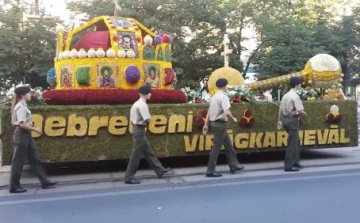 Így vonultak a csodás esztergomi virágkocsik Debrecenben- VIDEÓ