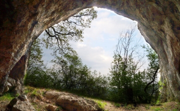 Turistautat terveznek a pilisi ősember barlangjához