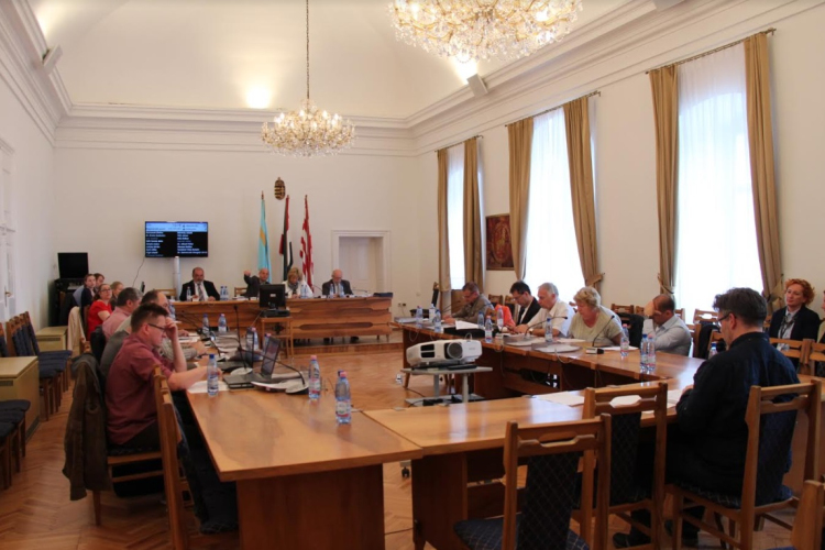 Defibrillátor-pályázat, ingatlanok, várszínház - Napirenden Esztergom