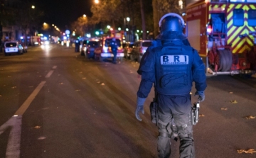 Merényletek Párizsban - Téves hírek miatt pánik tört ki a párizsi République téren