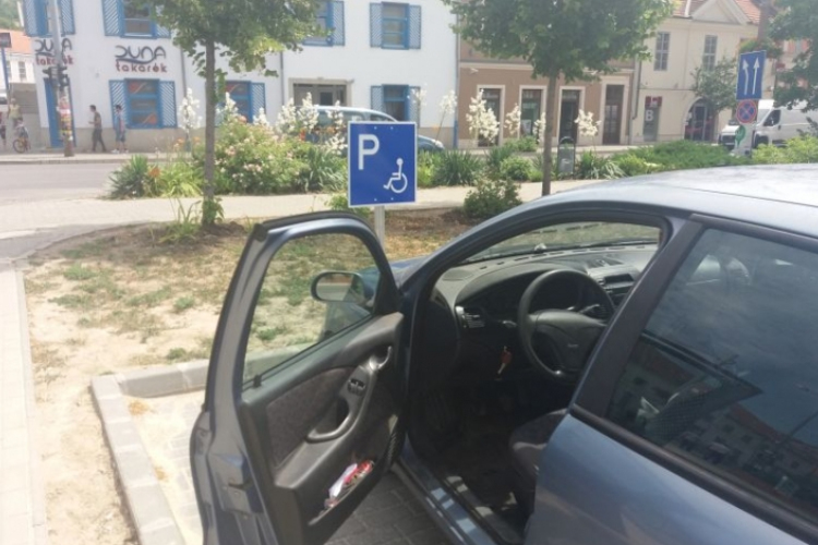 Nagyapja mozgáskorlátozott engedélyével parkolt, megbüntették