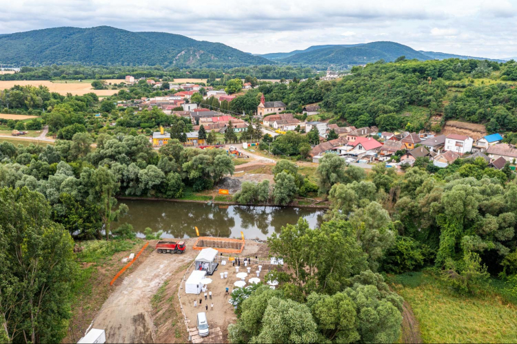 Letették az új magyar-szlovák Ipoly híd alapkövét