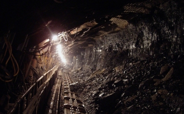 Kimentettek tucatnyi bányászt a Kelet-Kínában berobbant aranybányából