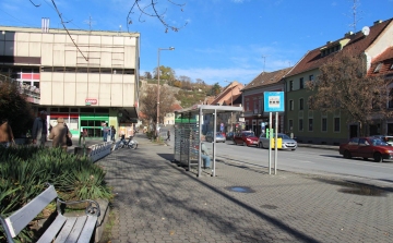 Új fedett buszmegállók, megújuló járdák Esztergomban