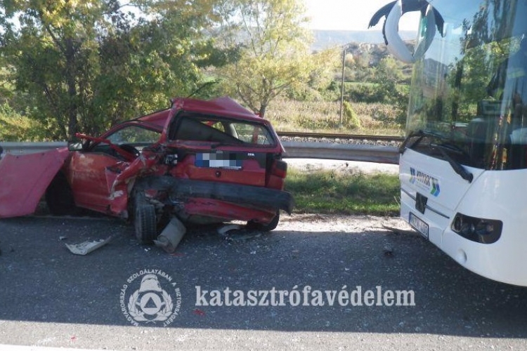 Teljes útzár buszbaleset miatt a 10-esen