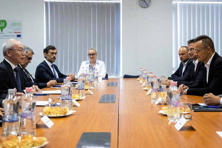 Szijjártó Péter ellátogatott a Magyar Suzukihoz