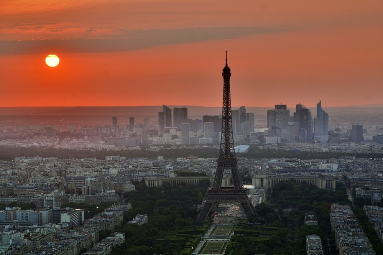 Életbe lépett az éjszakai kijárási tilalom a francia nagyvárosokban 