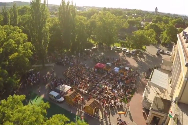 Így szurkolt Dorog a válogatottunknak - LÉGI VIDEÓ