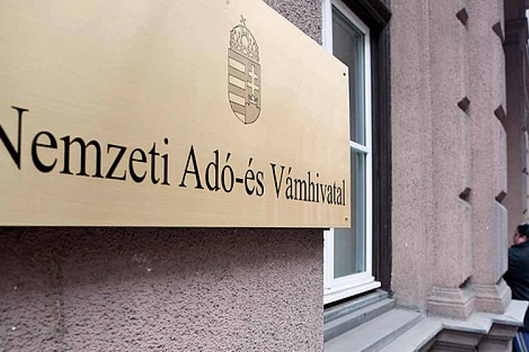 Ötvenmilliárdra perelték az adóhivatalt