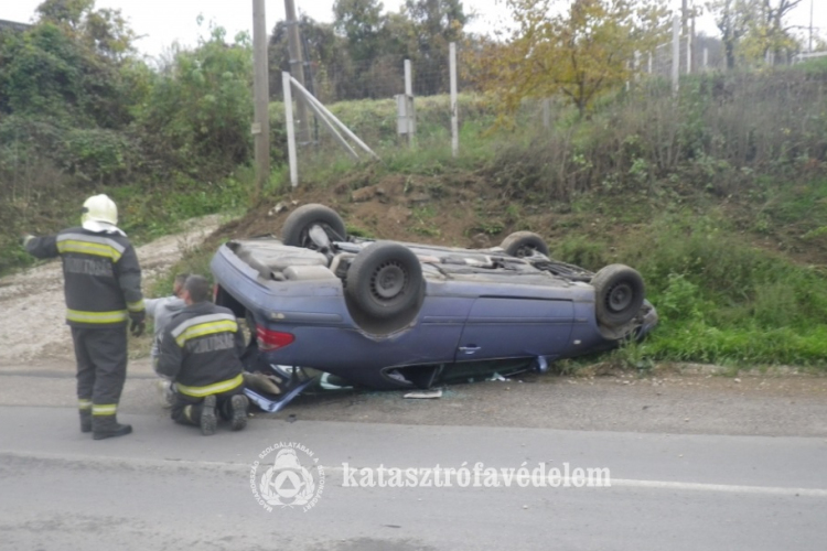 Felborult egy kocsi Bajótnál - FOTÓK