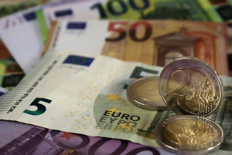 Plagizálás gyanúja miatt visszavonta pályaművét a horvát euróérme egyik szimbólumának alkotója