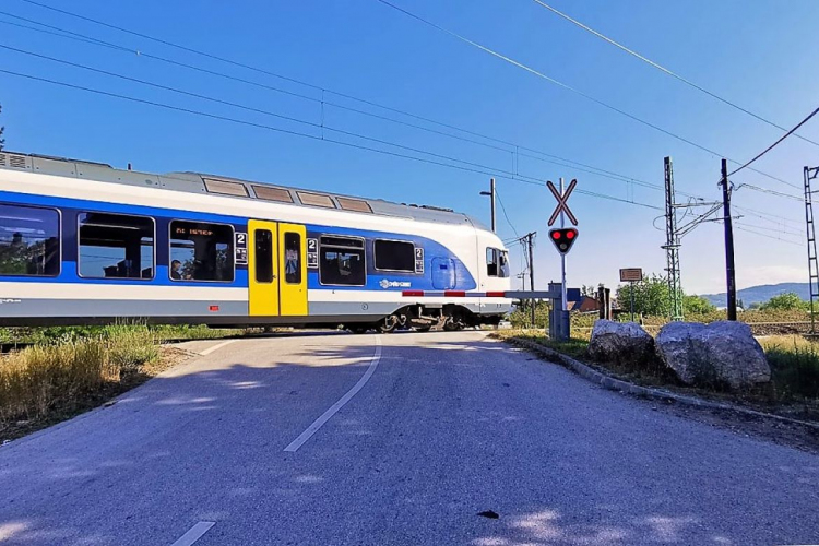 Átépítés miatt részleges, illetve teljes útzár várható a Dobó utcai vasúti átjárónál