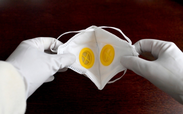 Egészségügyi maszkokkal segíti az esztergomi kórházat a Suzuki 