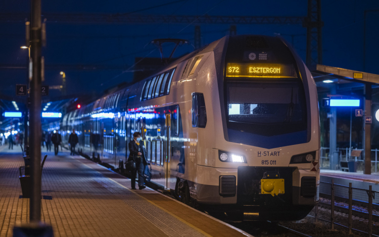 Mától két újabb esztergomi járaton lehet utazni emeletes vonattal
