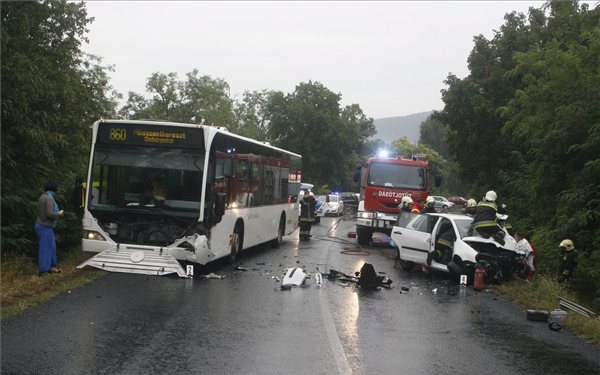 Csúnya balesetek a Dobogókői úton - vigyázzunk! (FOTÓK)