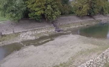 Száraz lábbal átkelhető a Kis-Duna - Látványos légi videó!