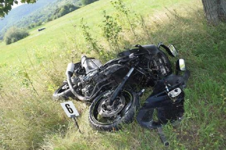 Súlyosan megsérült egy motoros nő egy szabálytalan autós miatt – Vádat emelnek
