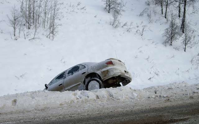 Autók akadtak el a hóban a visegrádi sípályáról levezető úton