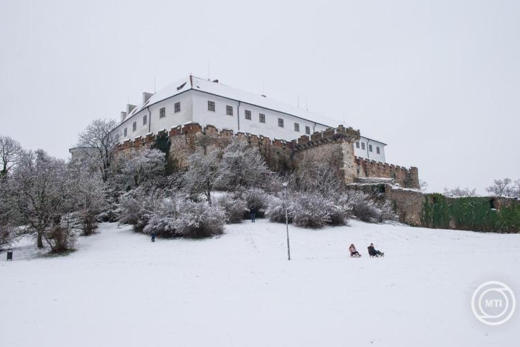 Több hullámban érkezik havazás január első hetében