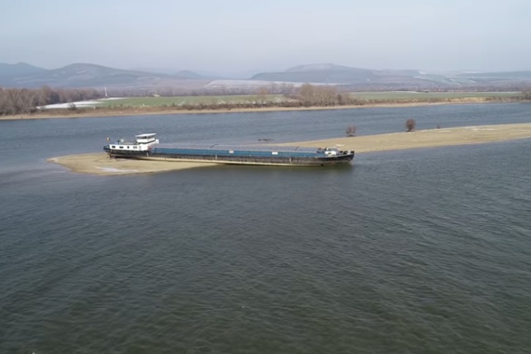 Újabb hírek a zátonyra futott hajóról - VIDEÓ