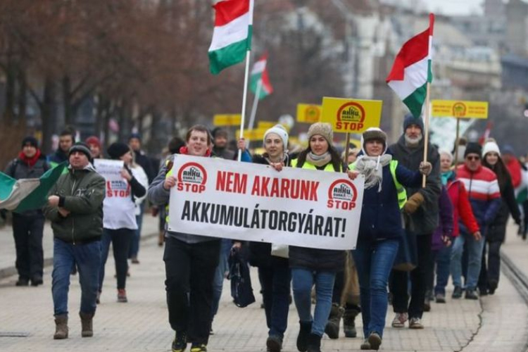 Timmermans: hozzá kell látnunk a tömeges akkumulátorgyártáshoz Európában