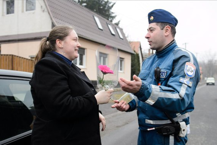 Nőnapon virágot kaptak a szabályosan közlekedő női járművezetők Salgótarjánban 