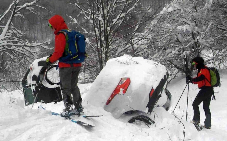 Túlélőket találtak a hó alatt a lavina után Olaszországban