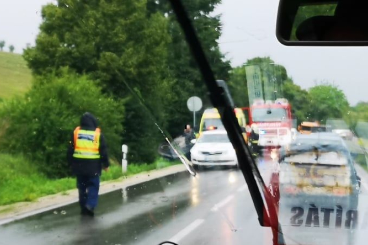 Baleset történt a 10-es úton