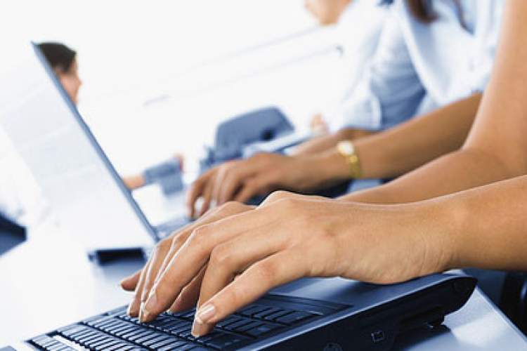 Jót tesz a munkahelyi internetezés