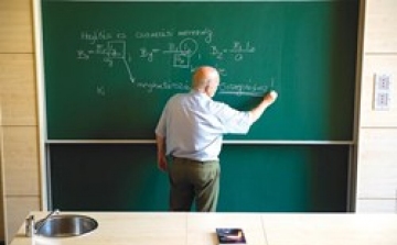 Klik: a tanév végéig biztosan taníthatnak a nyugdíjas tanárok