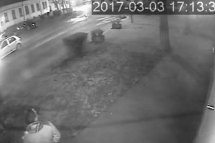 Soproni bicikligázoló autóst keresnek - Videón a baleset!